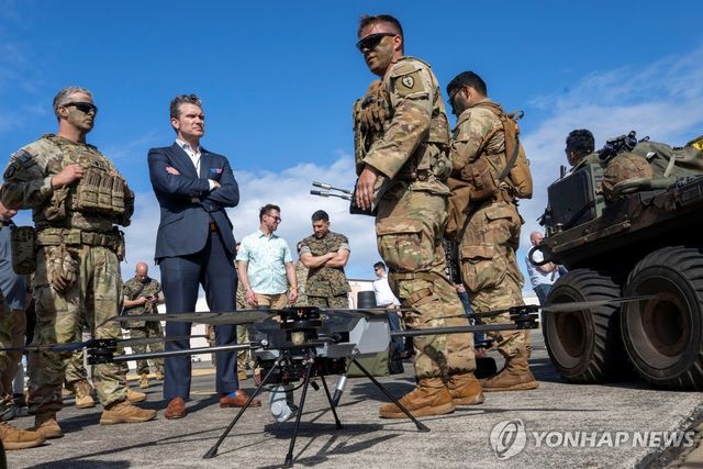 하와이 주둔 미군들을 찾아 보유 장비를 살펴보는 피트 헤그세스 미 국방장관