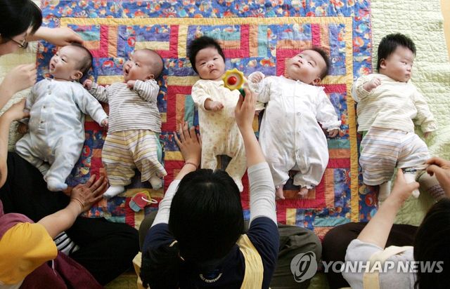 2006년 국내외로 입양 가기 직전의 아기들 모습