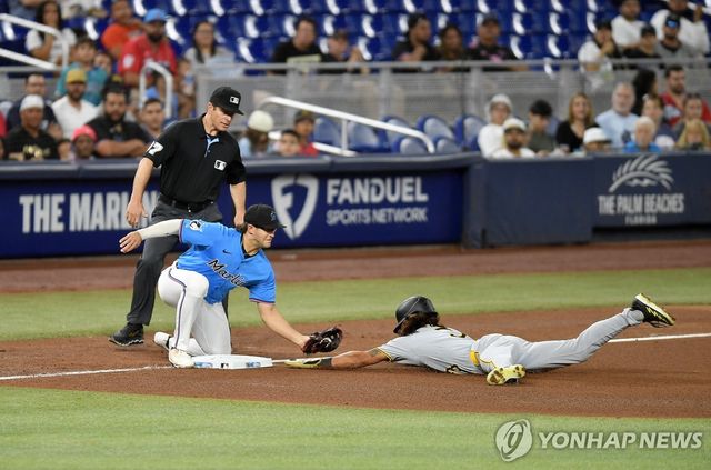 비디오 판독 끝에 3루에서 아웃되는 피츠버그 배지환