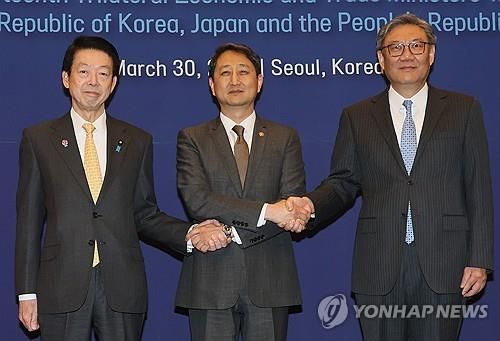 손 맞잡은 한·일·중 경제통상장관