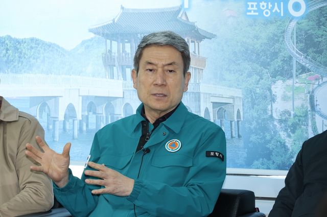 산불 피해지역 지원 계획을 설명하는 이강덕 포항시장