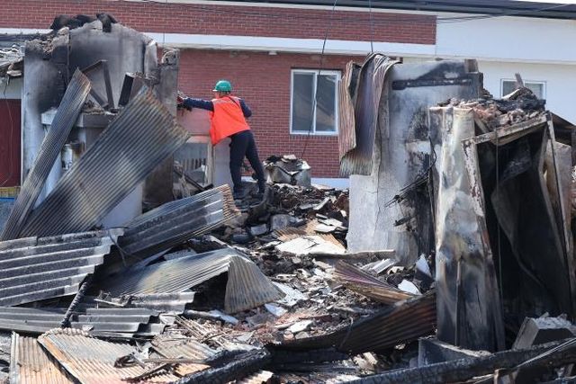 29일 오후 경북 안동시 임하면에서 한 작업자가 전기 복구 공사를 하고 있다.