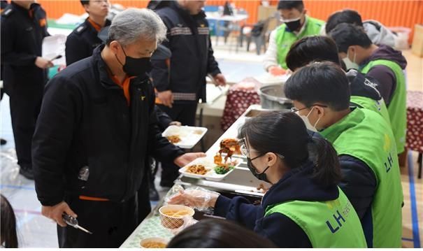 지난 29일 경남 산불 피해 현장을 찾아 소방대원의 식사를 지원한 LH 직원들