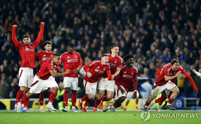 승부차기 승리를 기뻐하는 노팅엄 포리스트 선수들