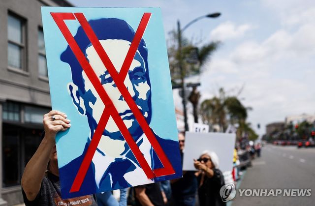 29일(현지시간) 미국 캘리포니아 패서디나 테슬라 매장 앞에서 열린 머스크 반대 시위