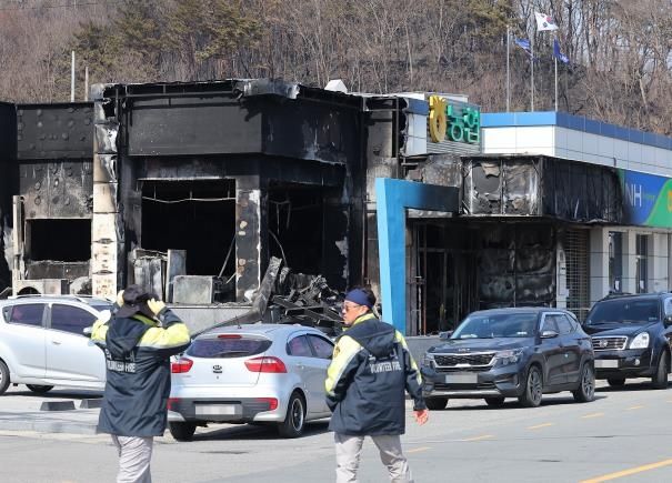 29일 경북 안동시 임하면 임하리에 불탄 은행의 모습