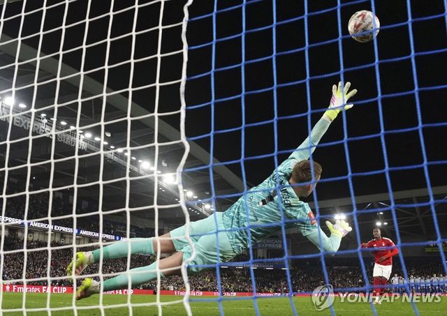 승부차기 득점에 성공하는 노팅엄 포리스트