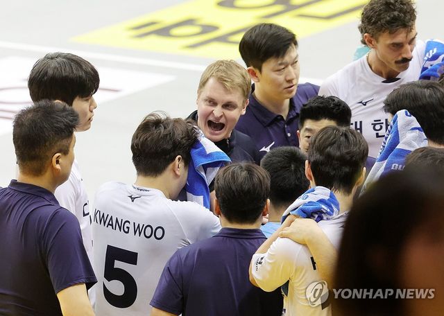 지시하는 토미 틸리카이넨 감독