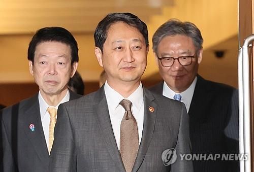 입장하는 한·일·중 경제통상장관