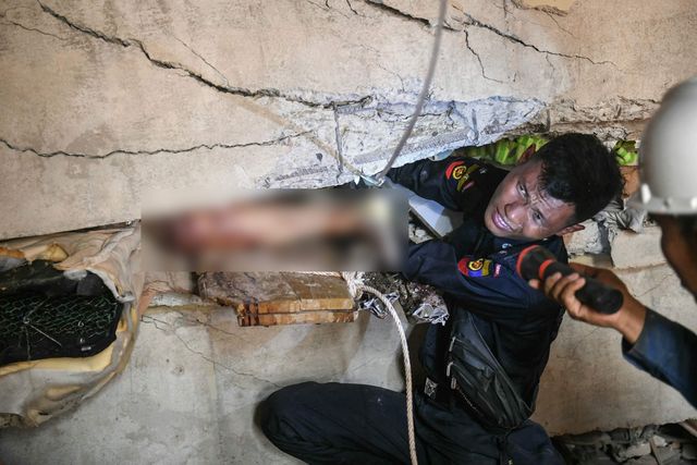 미얀마 강진 필사의 구조작업