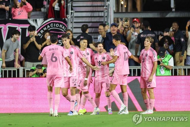 리오넬 메시의 득점을 기뻐하는 인터 마이애미 선수들