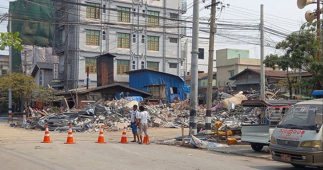 지진으로 무너진 미얀마 만달레이 건물