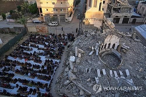 가자지구 데이르 알발라 마을의 이드 알피트르 야외 기도회