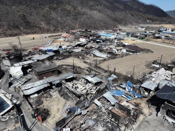 29일 경북 안동시 임하면 추목리 마을이 전부 불에 타 있다. 
