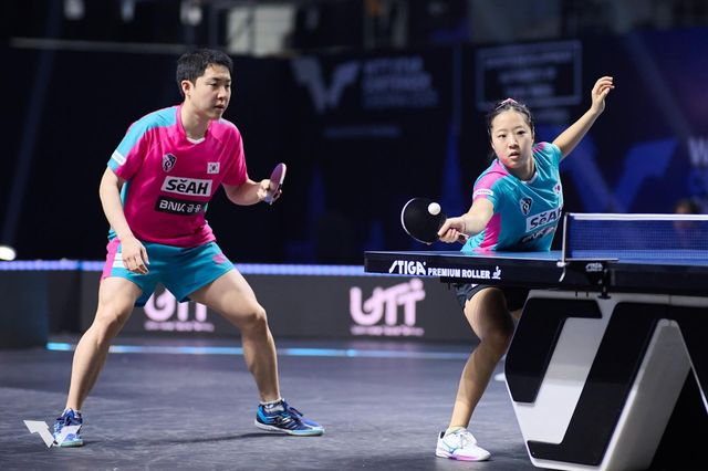 WTT 첸나이 대회 혼복에 출전한 신유빈(오른쪽)과 임종훈