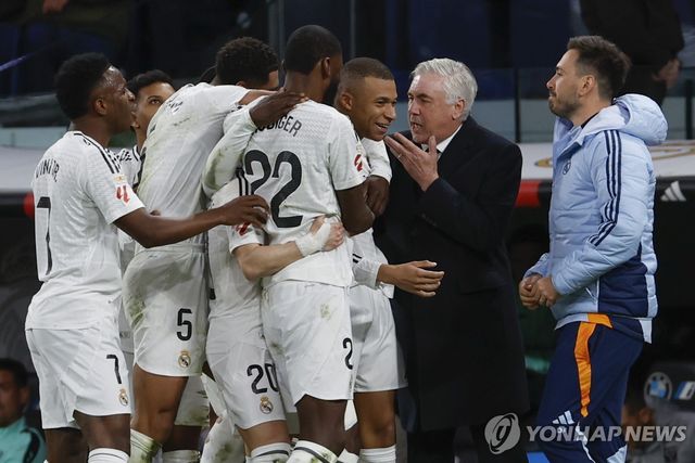 득점을 기뻐하는 레알 마드리드 선수들