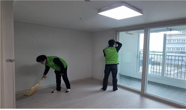 LH 직원들이 경북 안동 산불 피해 이재민의 긴급주거지원을 위한 임대주택 공가 세대를 점검하고 있다. [LH 제공. 재판매 및 DB 금지]