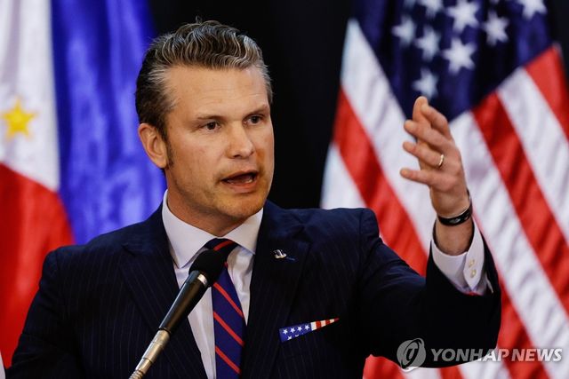 필리핀에서 기자회견 하는 피트 헤그세스 미국 국방부 장관