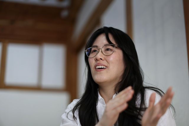 연합뉴스와 인터뷰하는 작가 허주은