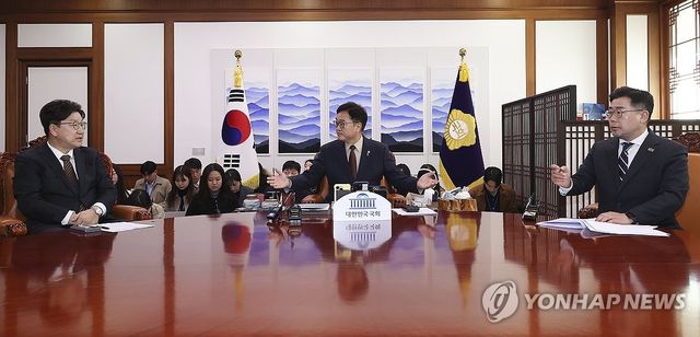 여야 원내대표 회동 주재하는 우원식 의장