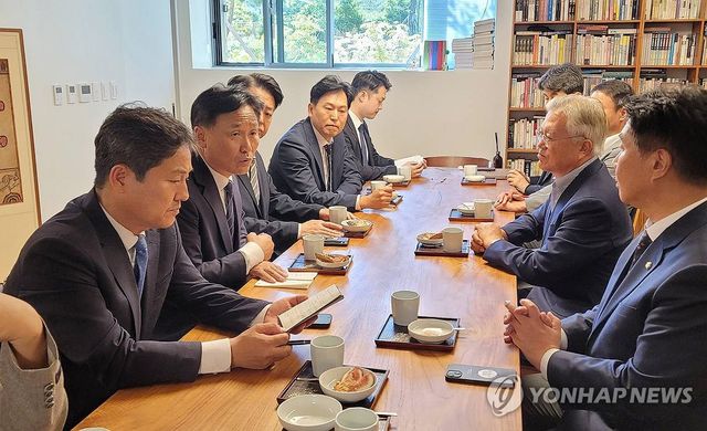 문 전 대통령과 면담하는 민주당 전정권정치탄압대책위