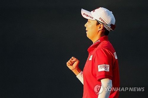 연장전 버디 퍼트를 넣고 주먹을 불끈 쥔 김효주.