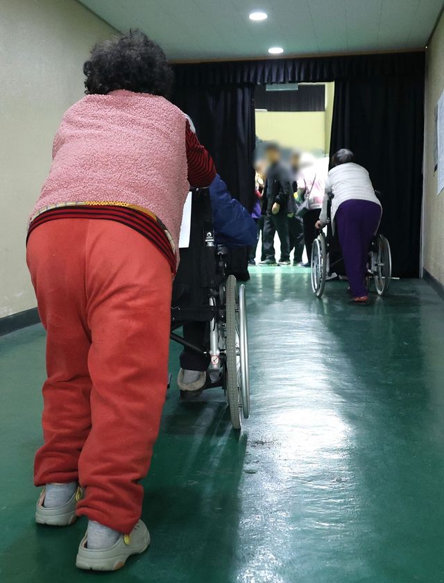 힘겨운 안동체육관 대피소 경사길