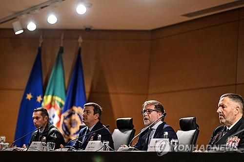 (리스본 AFP=연합뉴스) 2025년 3월 25일 리스본의 포르투갈 수사사법경찰(PJ) 본부에서 여러 나라 당국이 협력해 마약 운반 잠수정을 단속한 '노틸러스 작전'의 성과를 설명하는 기자회견이 열렸다. 왼쪽부터 차례로 아서 게데스 DEA 연락관, 카르타슈 포르투갈 공군참모총장, 루이스 네베스 PJ 청장, 조르즈 노브르 드 소자 포르투갈 해군참모총장. (Photo by PATRICIA DE MELO MOREIRA / AFP) 2025.3.31.