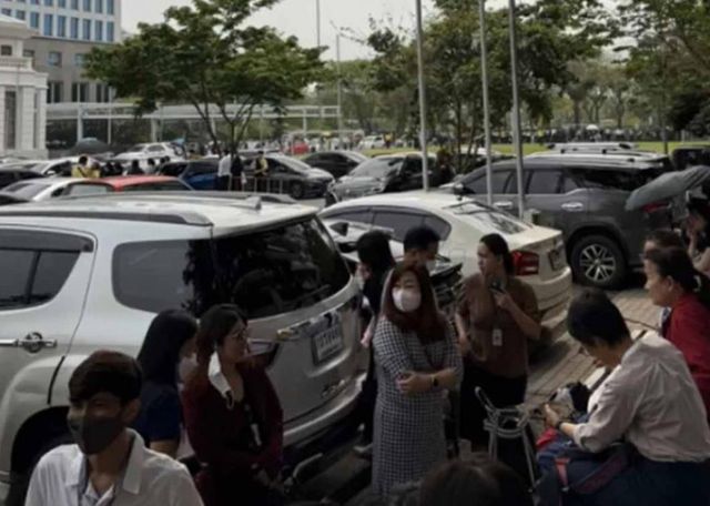 30일 거리로 대피한 방콕 시민들