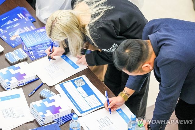 블라디보스토크 극동연방대학에서 열린 취업박람회에 몰린 현지 젊은이들