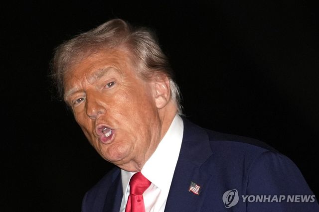 백악관에 들어서는 도널드 트럼프 미국 대통령