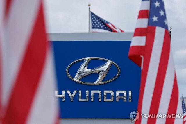 지난 27일 미 캘리포니아 어바인의 현대차 판매점에 나부끼는 성조기
