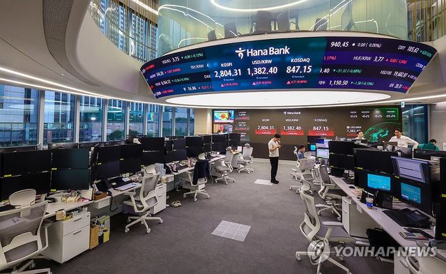 외환시장 마감 시간 연장…해져도 분주한 딜링룸