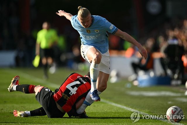 상대 수비수와 볼을 다투다 발목이 꺾이는 엘링 홀란