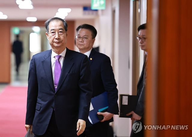 국무회의 입장하는 한덕수 권한대행