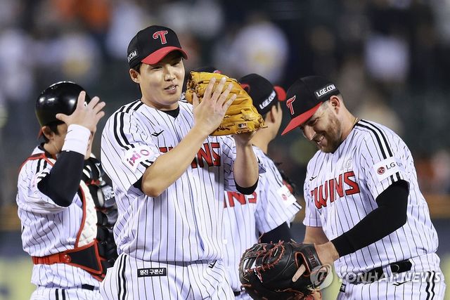 임찬규 완봉승에 LG 개막 4연승