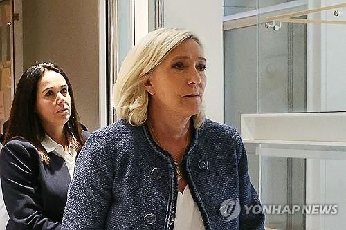 재판부 주문 안 듣고 나가버린 르펜 