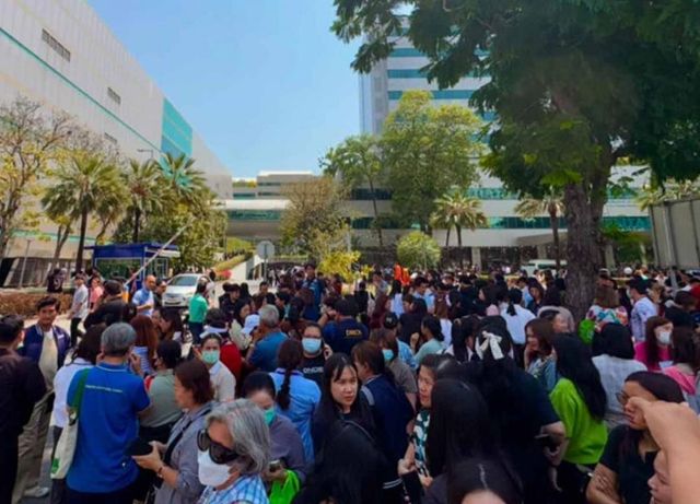 30일 거리로 대피한 방콕 시민들