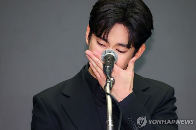 눈물 닦는 김수현