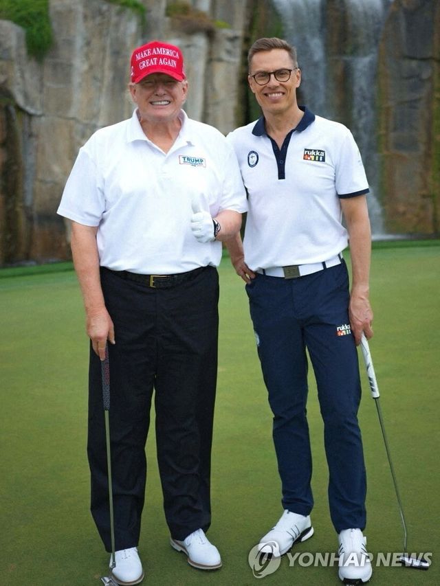 트럼프가 올린 핀란드 대통령과 골프 회동 사진