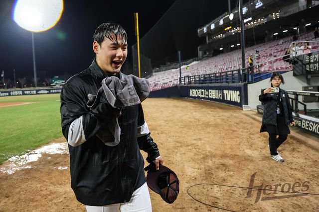 데뷔전에서 선발승을 거둔 뒤, 축하 물세례를 받은 키움 정현우