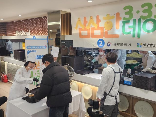 배식하는 오유경 식약처장