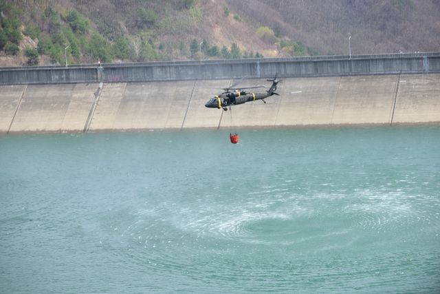 산불 진화 지원하는 주한미군 블랙호크 헬기
