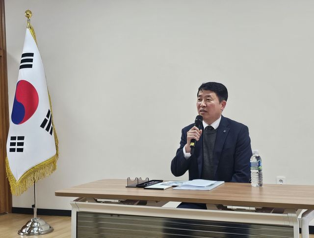 공항 건설 계획 설명하는 이윤상 가덕도신공항건설공단 이사장