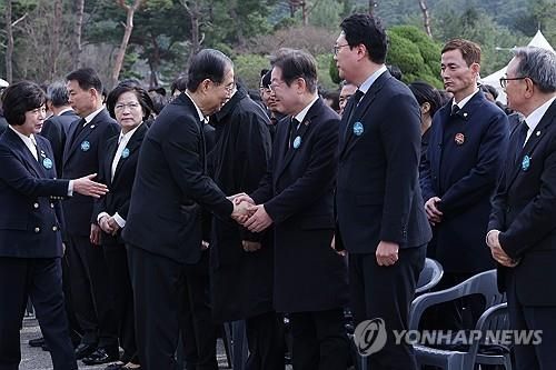 서해수호의 날 기념식서 악수하는 한덕수 대통령 권한대행과 이재명 민주당 대표