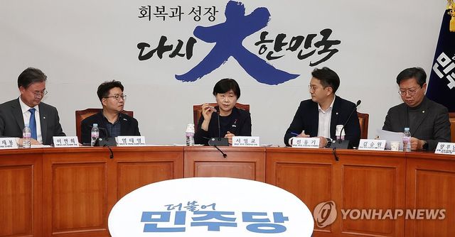 명태균 게이트 진상조사단 회의서 녹취록 듣는 서영교 단장