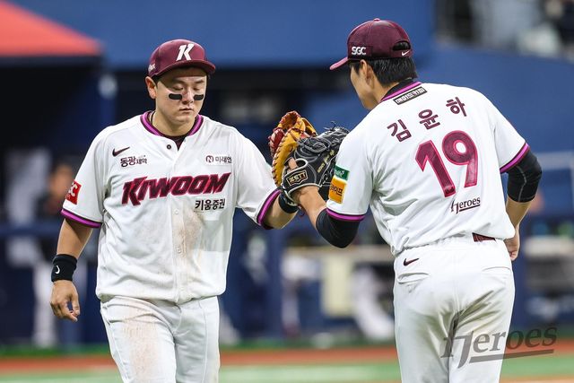 선발 김윤하와 하이파이브하는 최주환(왼쪽)