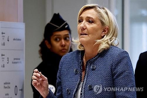 법원 나온 마린 르펜