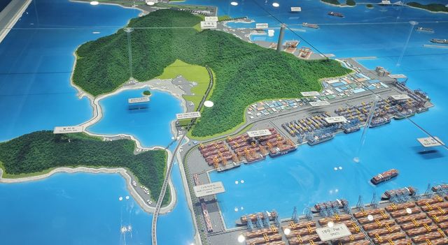 부산항만공사 부산항홍보관의 부산항-가덕도신공항 연계 물류 허브 모형