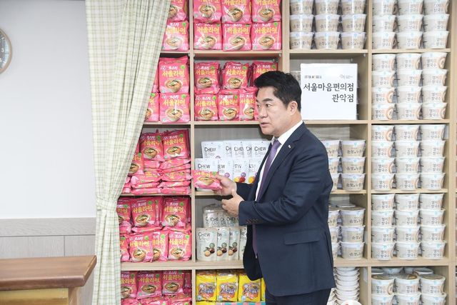 서울마음편의점 관악점을 둘러보는 박준희 관악구청장